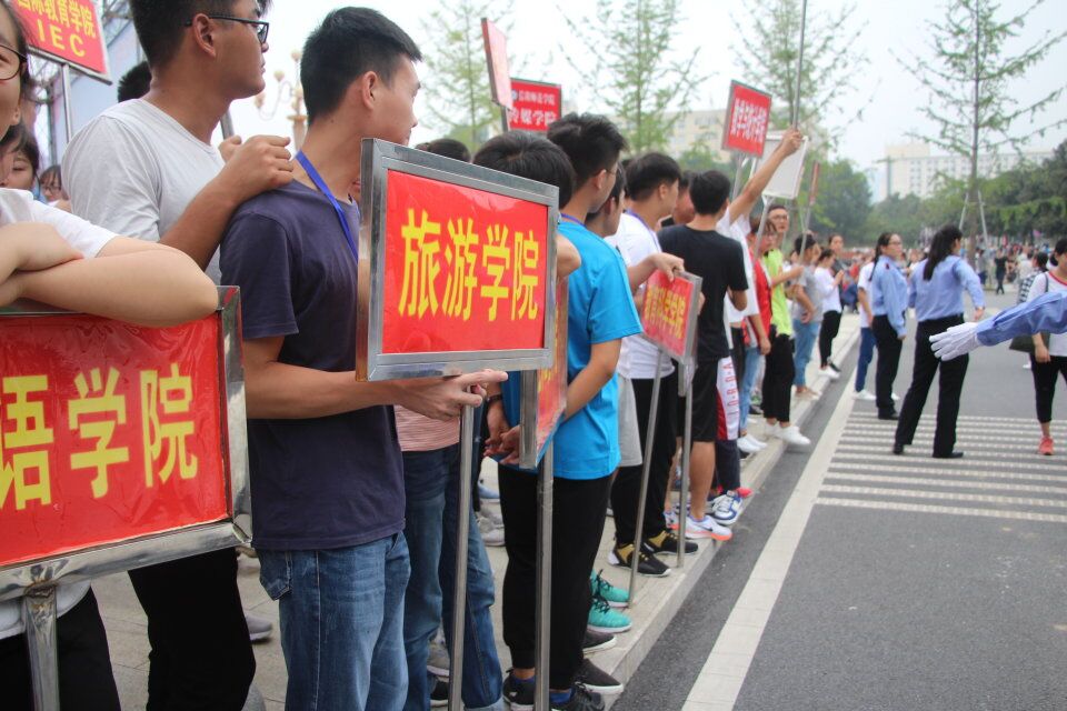 2017091220250411.jpg 等待迎新车辆.jpg